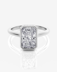 Aria Solitär Bezel Radiant förlovningsring i 18K vitt guld med radiantslipad diamant i bezel-fattning, framifrån