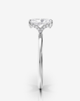 Celeste Solitär Hidden Halo Radiant förlovningsring i 18K vitt guld, sidovy med hidden halo-detalj