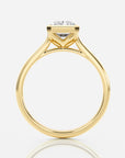 Emerald förlovningsring guld bezel från sidan – Athea Basel | Ophira & Co