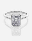Emerald förlovningsring 18K vitt guld bezel – Athea Basel | Ophira & Co
