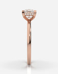 Förlovningsring roséguld från sidan – Isabella Hidden Halo Prinsess | Ophira & Co