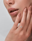 Förlovningsring roséguld på hand – Isabella Hidden Halo Radiant | Ophira & Co