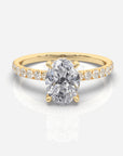 Oval förlovningsring 18K guld – Isabella Hidden Halo & Sidostenar | Ophira & Co