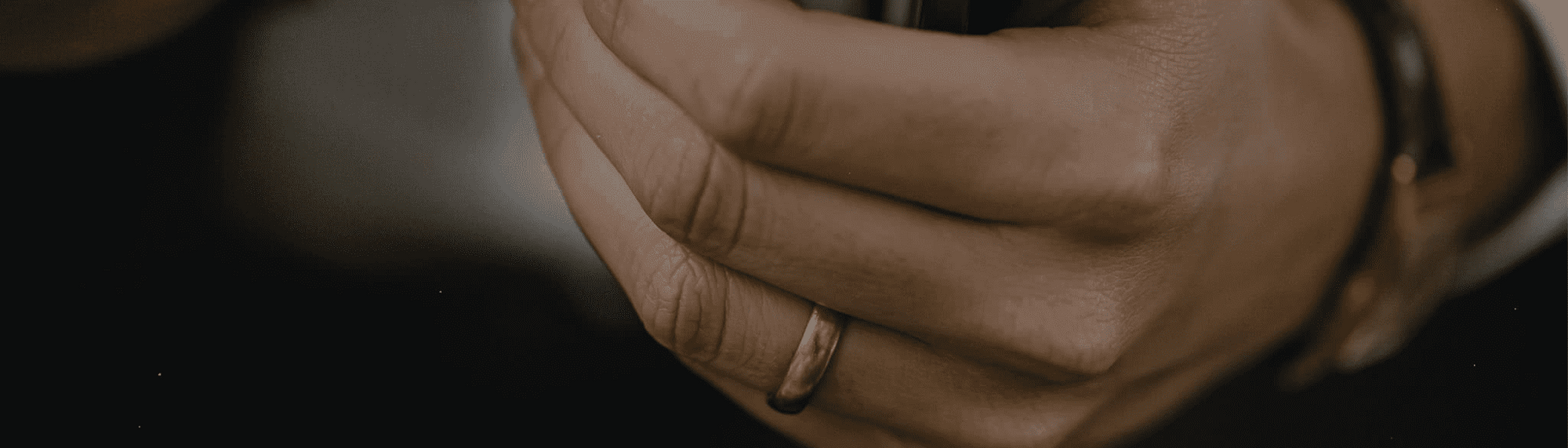 Släta ringar för honom