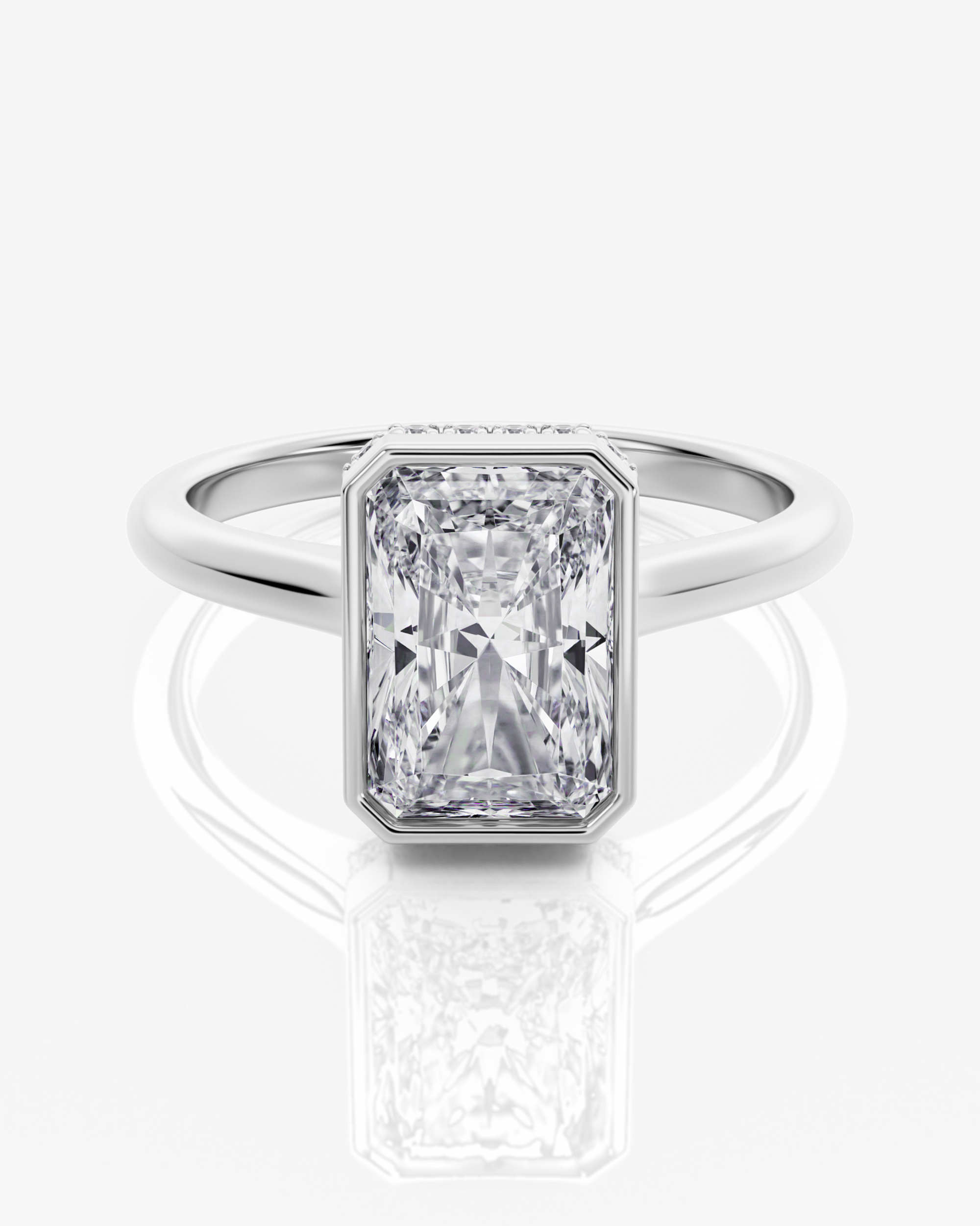 Aria Solitär Bezel Radiant förlovningsring i 18K vitt guld med radiantslipad diamant i bezel-fattning, framifrån