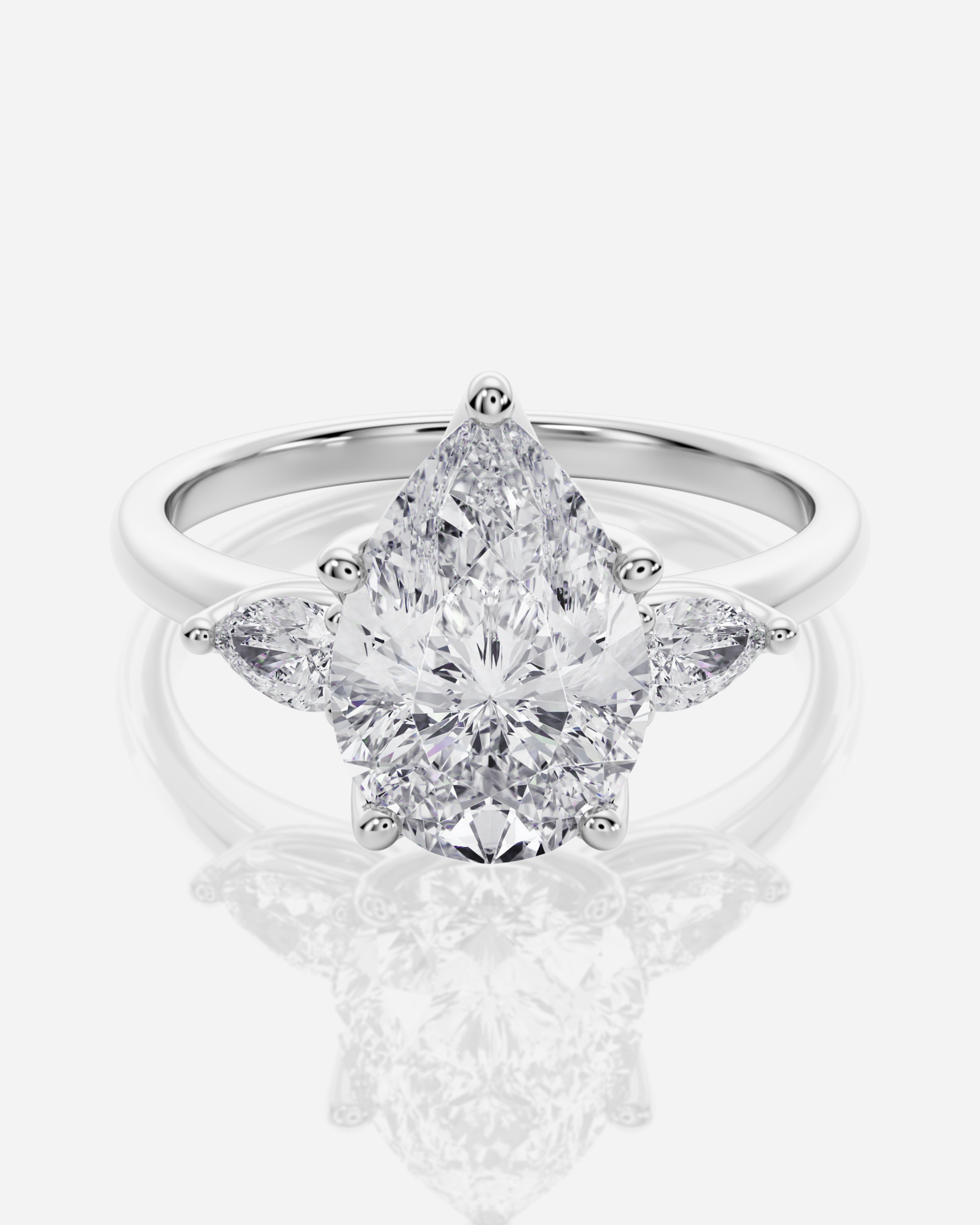Francesca Tulip Trestensring i 18K vitt guld med päronformad centrumdiamant och marquisesidostenar, framifrån
