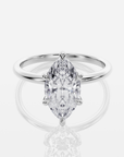 Celine Hidden Halo Marquise förlovningsring i 18K vitt guld med marquiseslipad diamant och V-klor, framifrån