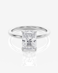 Celeste Solitär Hidden Halo Radiant förlovningsring i 18K vitt guld med radiantslipad diamant, framifrån
