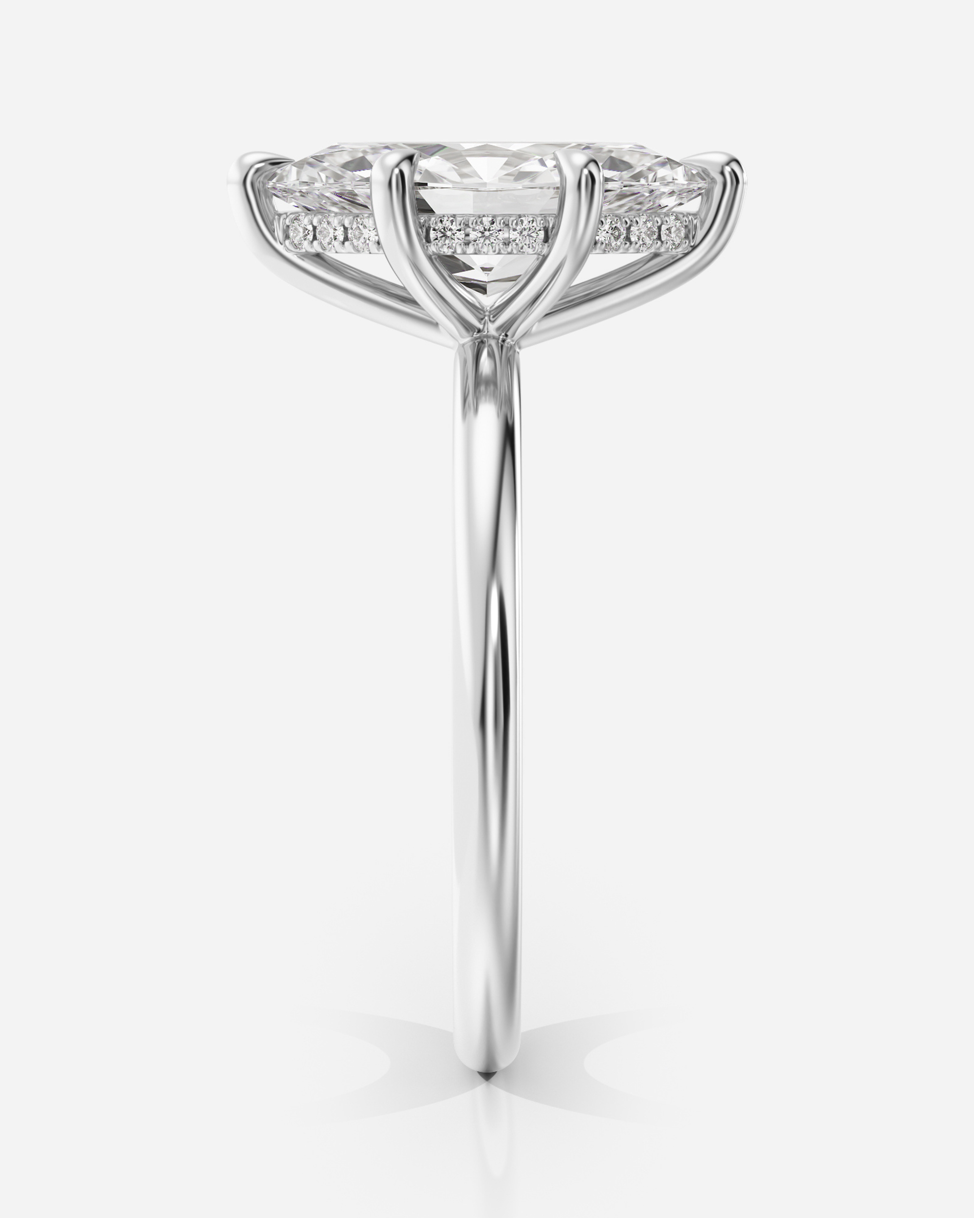 Celine Hidden Halo Marquise förlovningsring i 18K vitt guld, sidovy med hidden halo under marquisediamanten