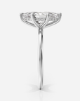 Celine Hidden Halo Marquise förlovningsring i 18K vitt guld, sidovy med hidden halo under marquisediamanten