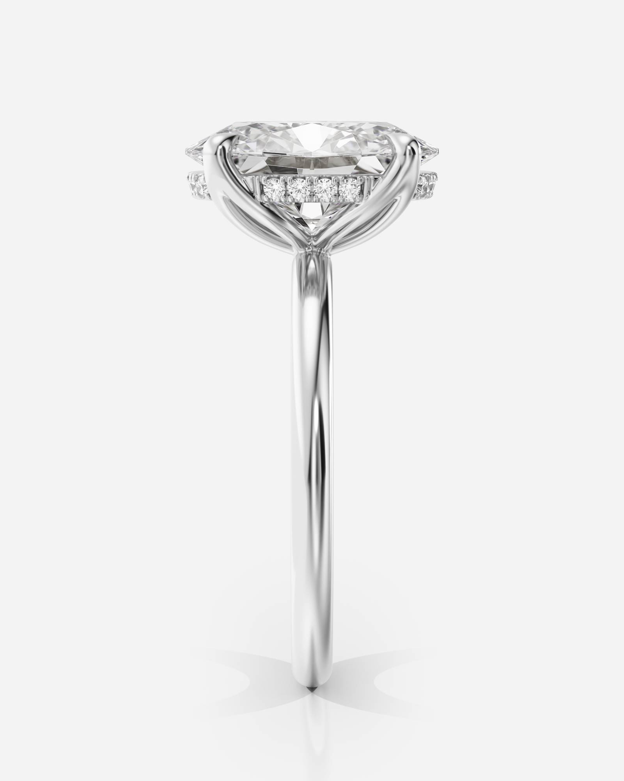 Eleonora Solitär Hidden Halo förlovningsring i 18K vitt guld, sidovy med hidden halo och skulptural klofattning