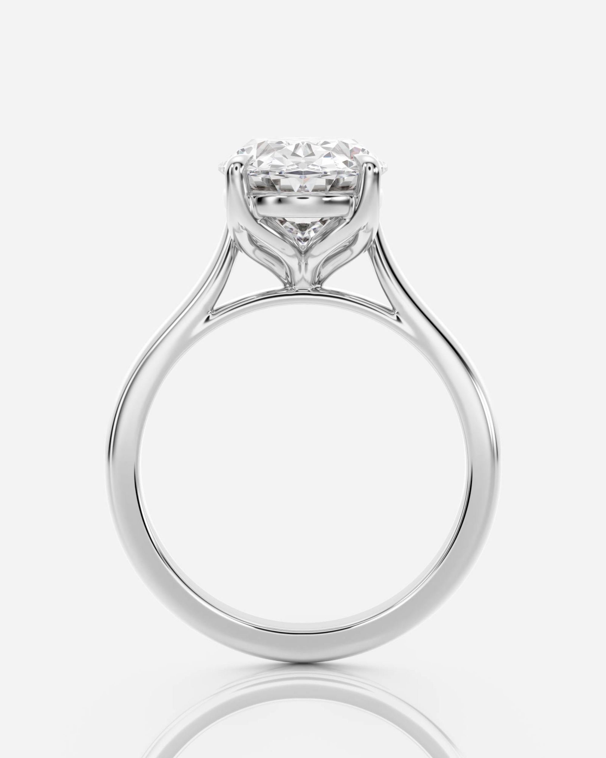Theodora Katedral Solitär förlovningsring i 18K vitt guld, sidovy med svungna katedralbågar och oval diamant