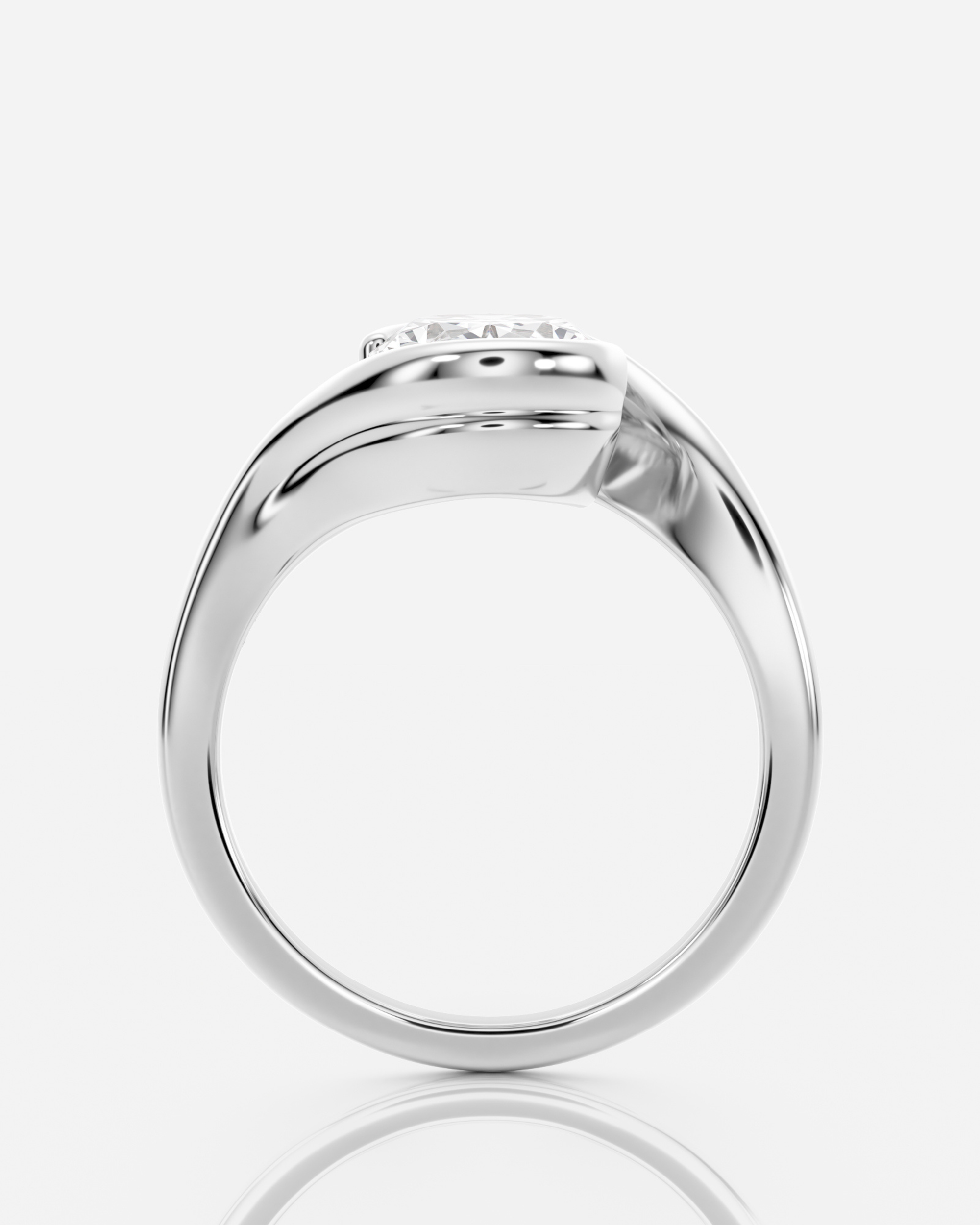 Nala Solitär Oval förlovningsring i 18K vitt guld, sidovy med skulptural S-kurva och oval diamant