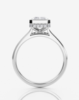 Aria Solitär Bezel Radiant förlovningsring i 18K vitt guld, vy uppifrån med diamantdetalj