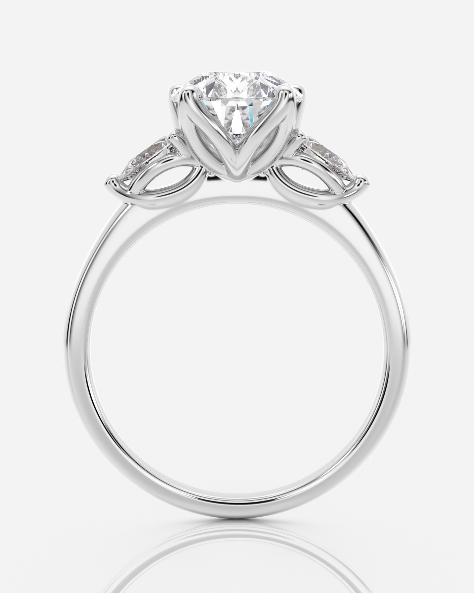 Francesca Tulip Trestensring i 18K vitt guld, sidovy med tulpinfattningens blomformade klor under pärondiamanten