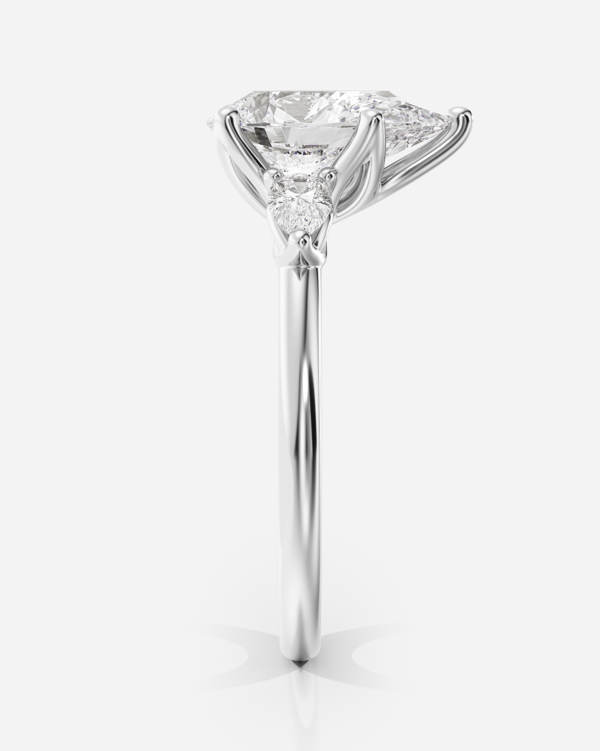 Francesca Tulip Trestensring i 18K vitt guld, vy uppifrån med pärondiamant och marquisesidostenar