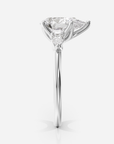 Francesca Tulip Trestensring i 18K vitt guld, vy uppifrån med pärondiamant och marquisesidostenar