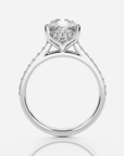 Anastasia Sidostenar & Hidden Halo förlovningsring i 18K vitt guld, vy uppifrån med cushionslipad diamant och sidostenar