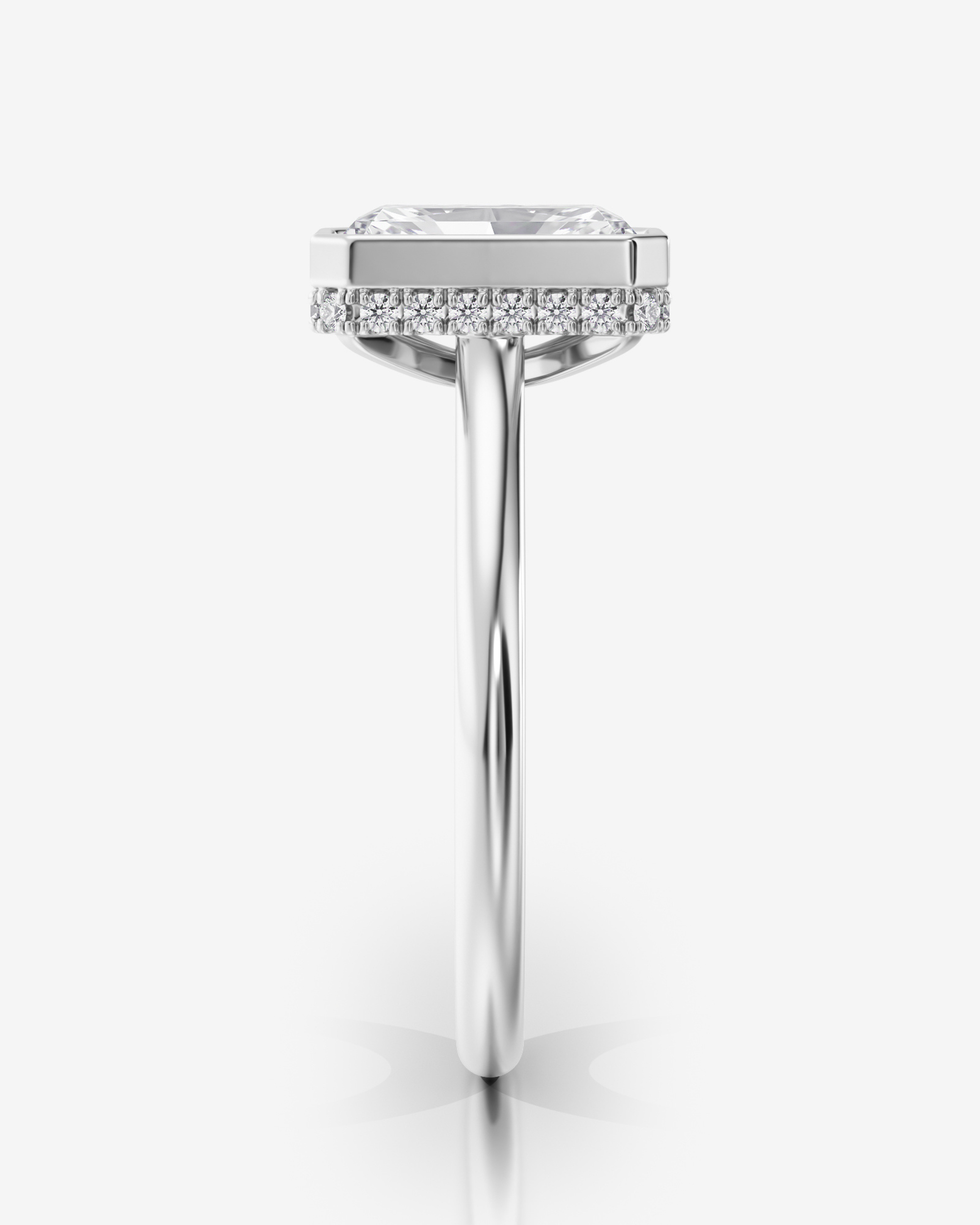 Aria Solitär Bezel Radiant förlovningsring i 18K vitt guld, sidovy med bezel-fattning och diamantrad