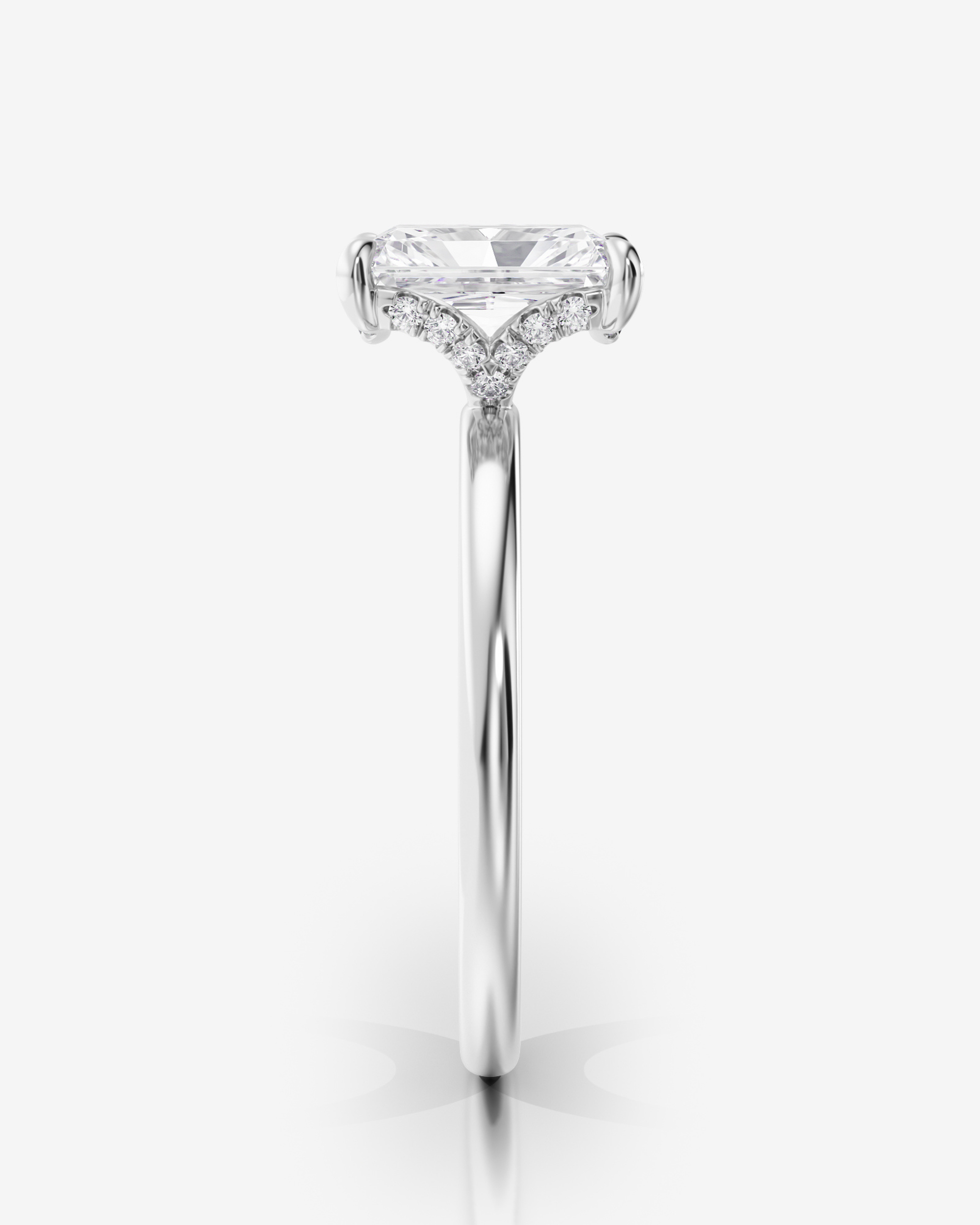 Celeste Solitär Hidden Halo Radiant förlovningsring i 18K vitt guld, sidovy med hidden halo-detalj