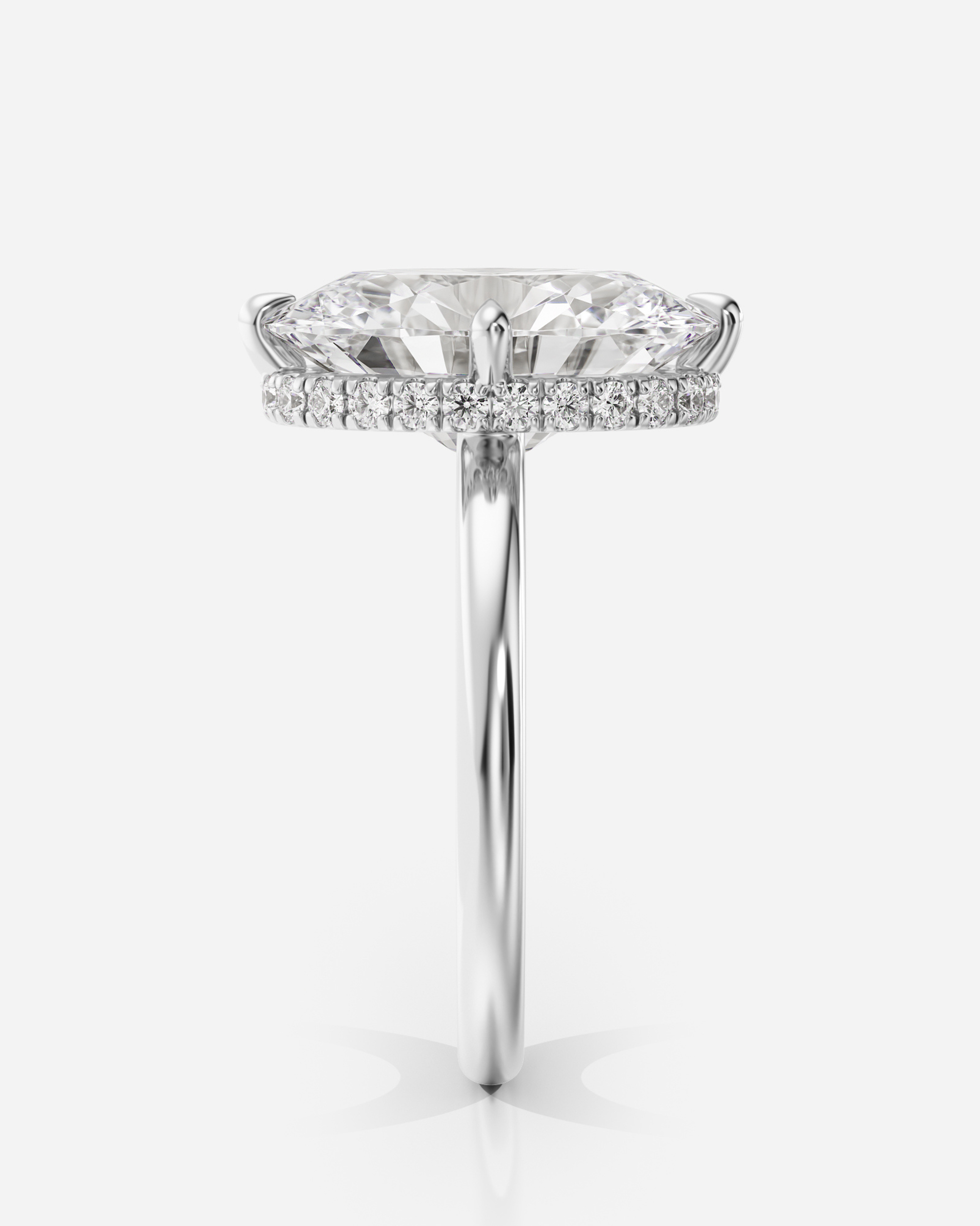 Hailey Solitär Hidden Halo Compass Claw förlovningsring i 18K vitt guld, sidovy med hidden halo-detalj