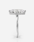 Hailey Solitär Hidden Halo Compass Claw förlovningsring i 18K vitt guld, sidovy med hidden halo-detalj