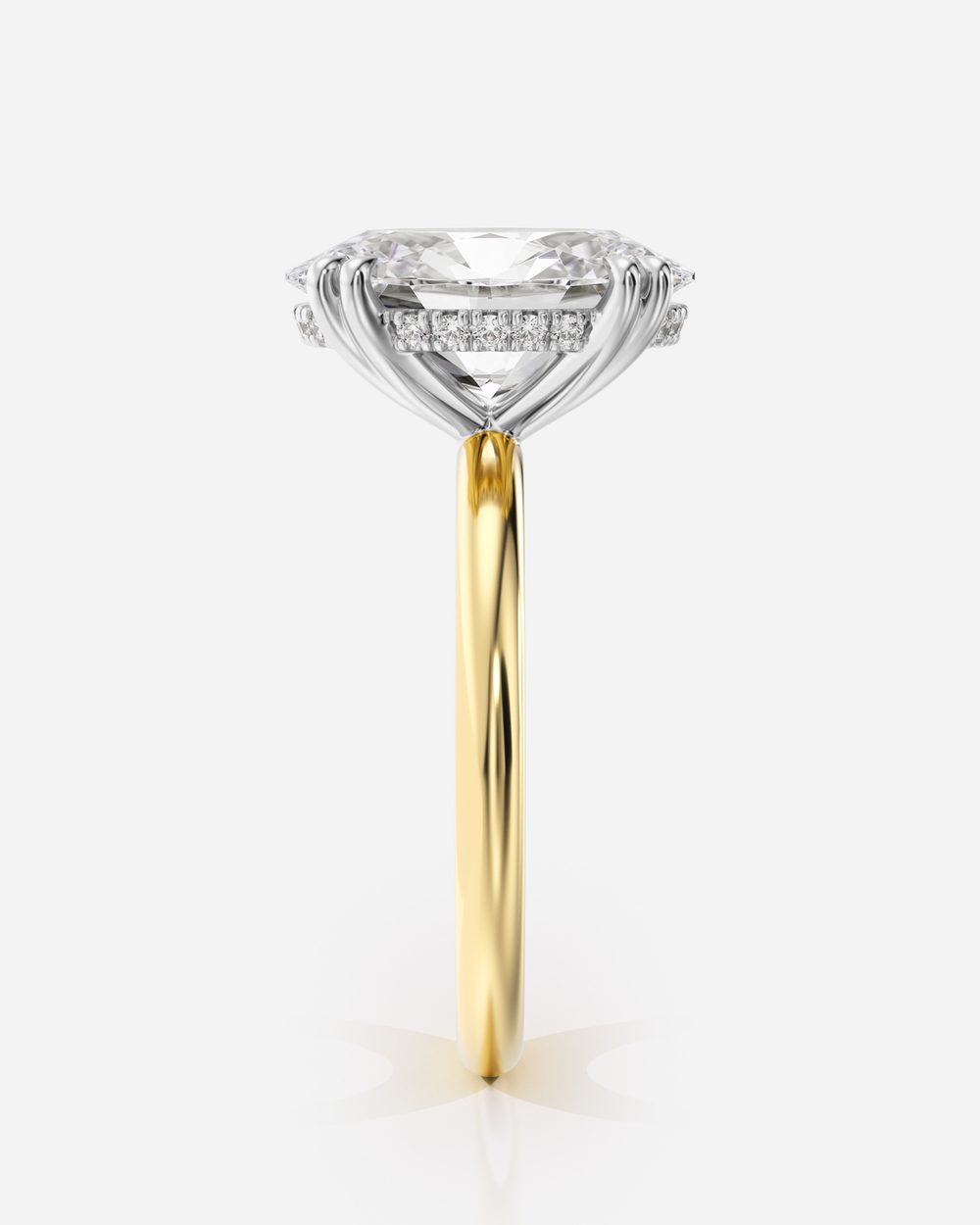 Naira Solitär Two Tone förlovningsring i 18K guld och 18K vitt guld, sidovy med hidden halo och kontrasterande metaller