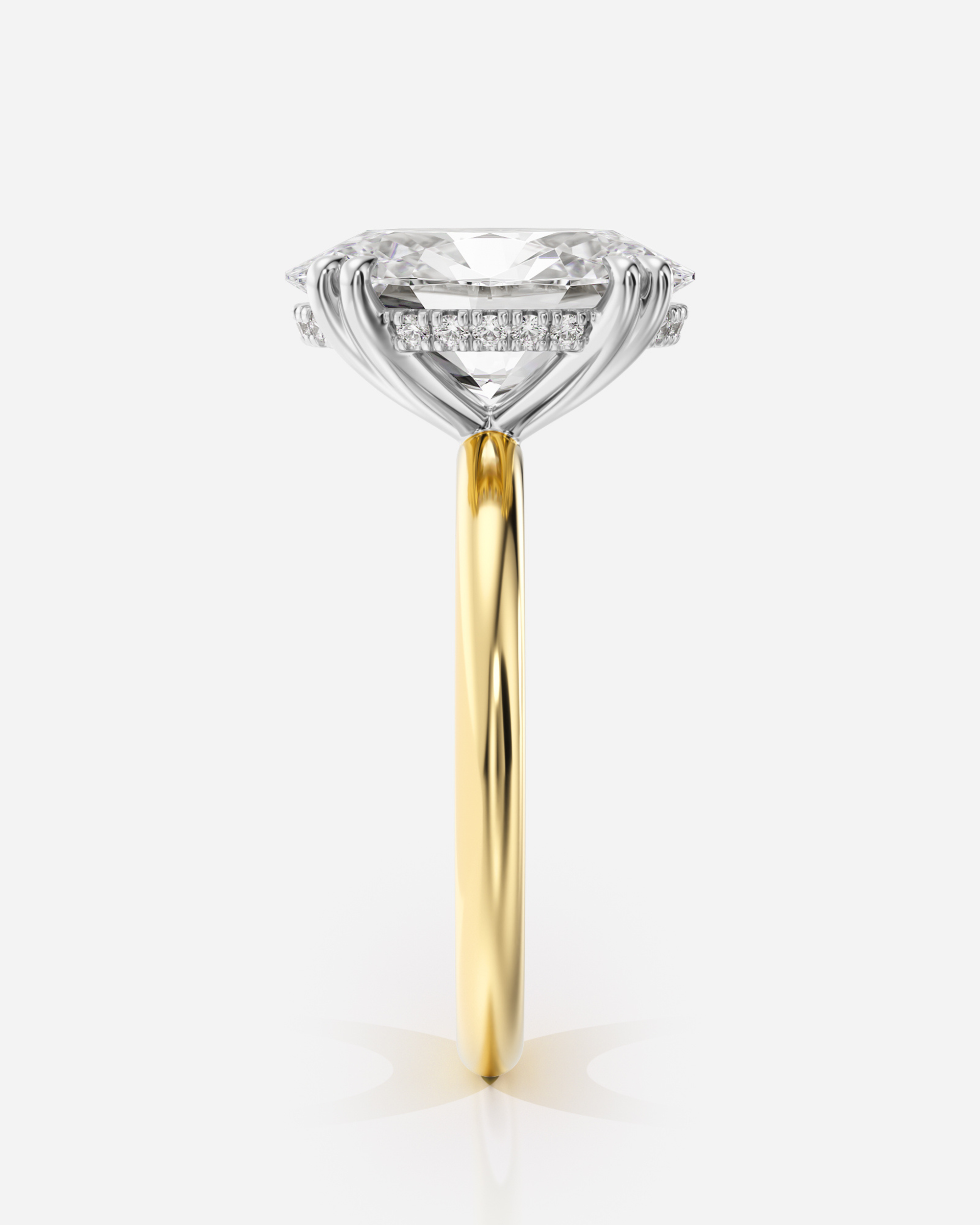 Naira Solitär Two Tone förlovningsring i 18K guld och 18K vitt guld, sidovy med hidden halo och kontrasterande metaller