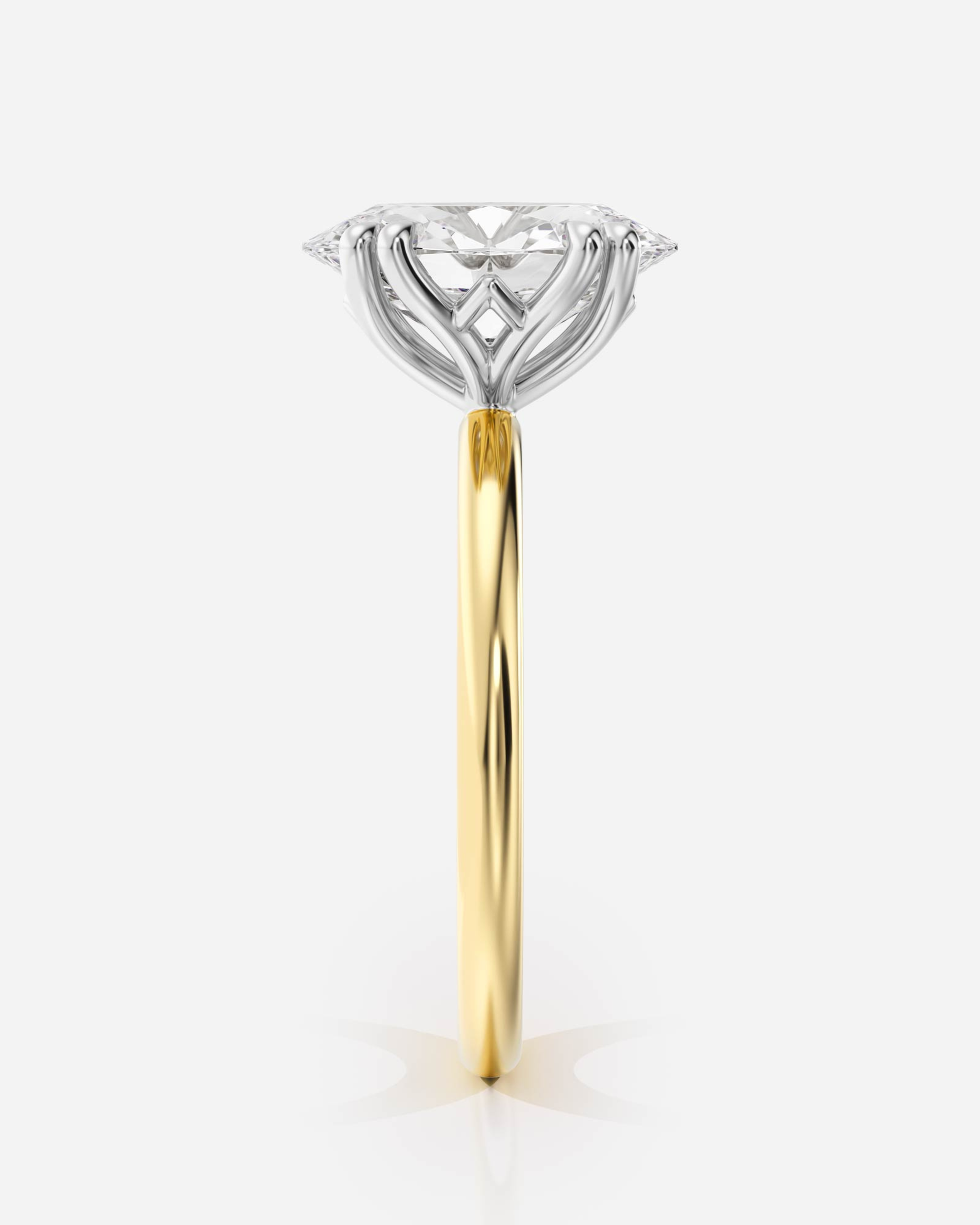 Miranda Solitär Oval förlovningsring i 18K guld och 18K vitt guld, sidovy med ornamentik under fattningen