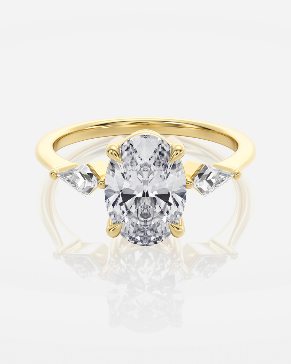 Eira Trestensring i 18K guld med ovalslipad centrumdiamant och kiteformade sidostenar, framifrån