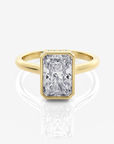 Aria Solitär Bezel Radiant förlovningsring i 18K guld med radiantslipad diamant i bezel-fattning, framifrån