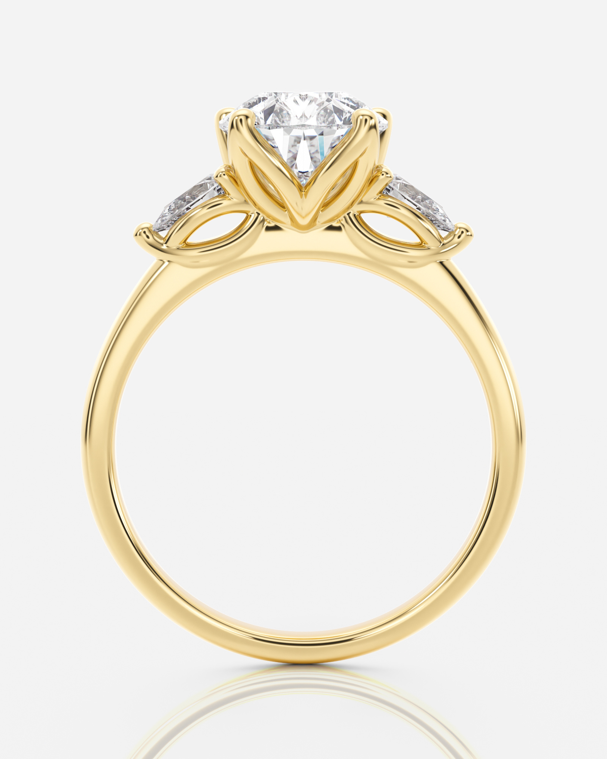 Francesca Tulip Trestensring i 18K guld, sidovy med tulpinfattningens blomformade klor under pärondiamanten