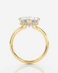 Hailey Solitär Hidden Halo Compass Claw förlovningsring i 18K guld, sidovy med hidden halo-detalj