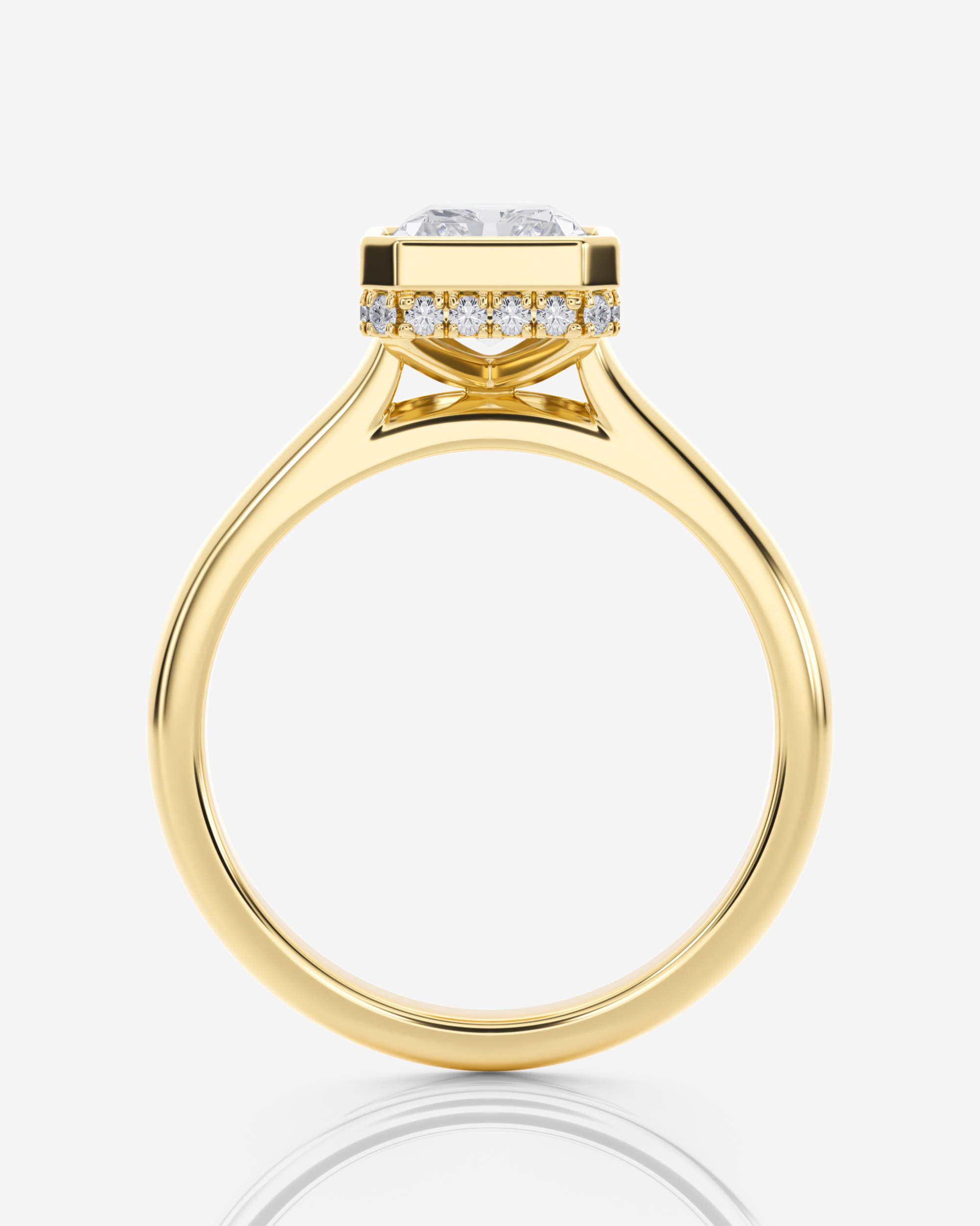 Aria Solitär Bezel Radiant förlovningsring i 18K guld, sidovy med bezel-fattning och diamantrad