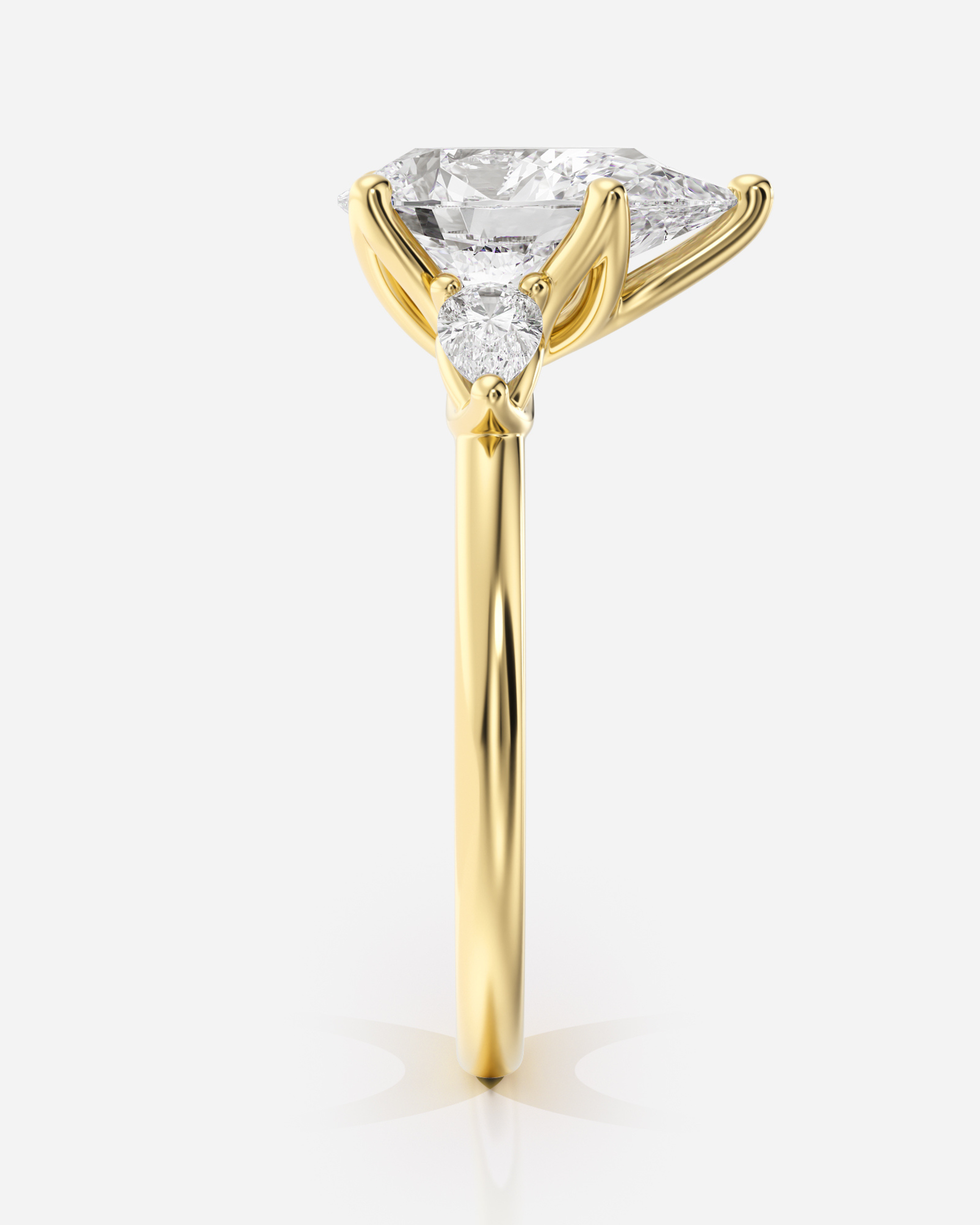 Francesca Tulip Trestensring i 18K guld, vy uppifrån med pärondiamant och marquisesidostenar