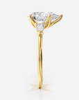 Francesca Tulip Trestensring i 18K guld, vy uppifrån med pärondiamant och marquisesidostenar