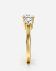 Marceline Trestensring i 18K guld, sidovy med tre rundslipade diamanter