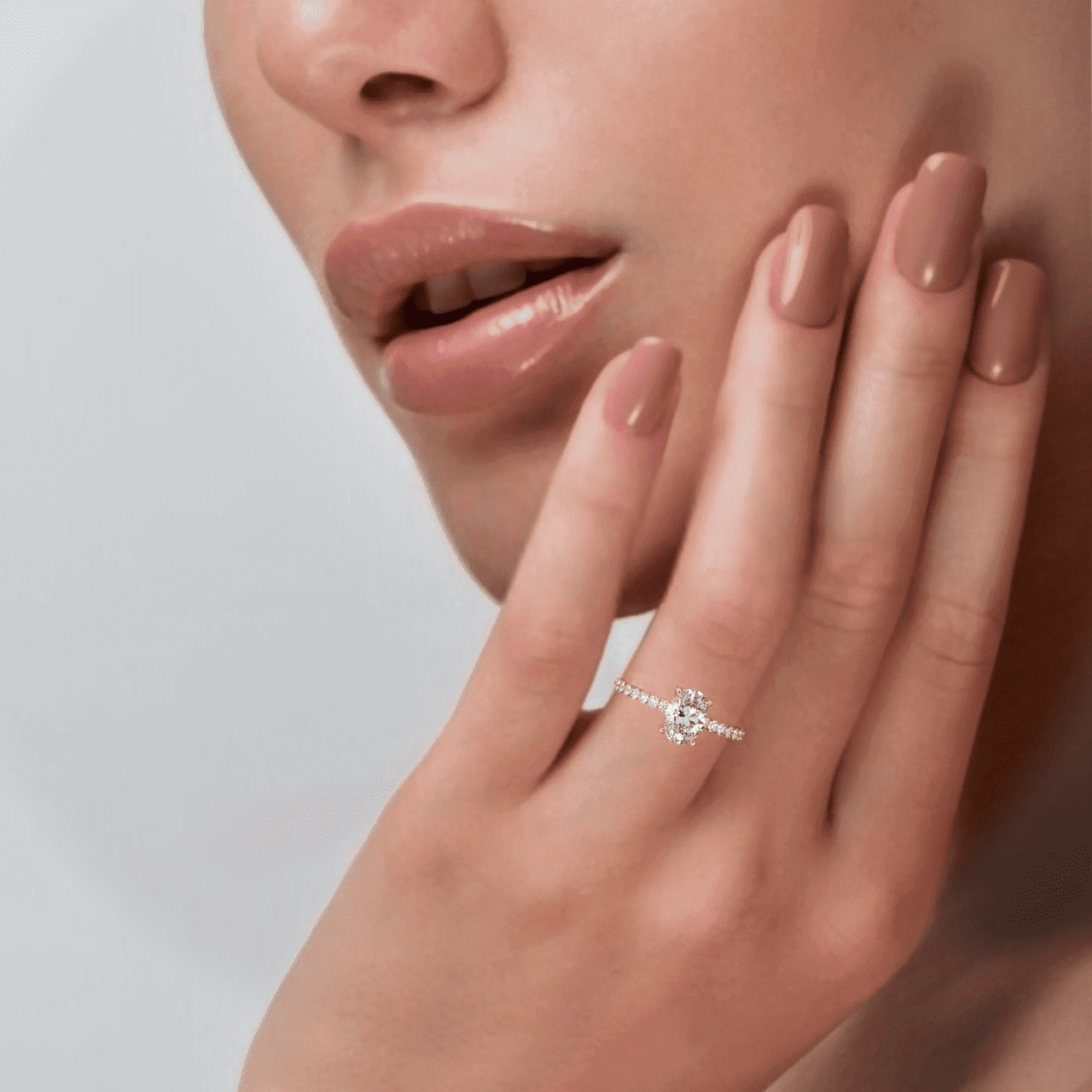 Isabella Hidden Halo &amp; Sidostenar Oval