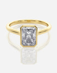 Emerald förlovningsring 18K guld bezel – Athea Basel | Ophira & Co