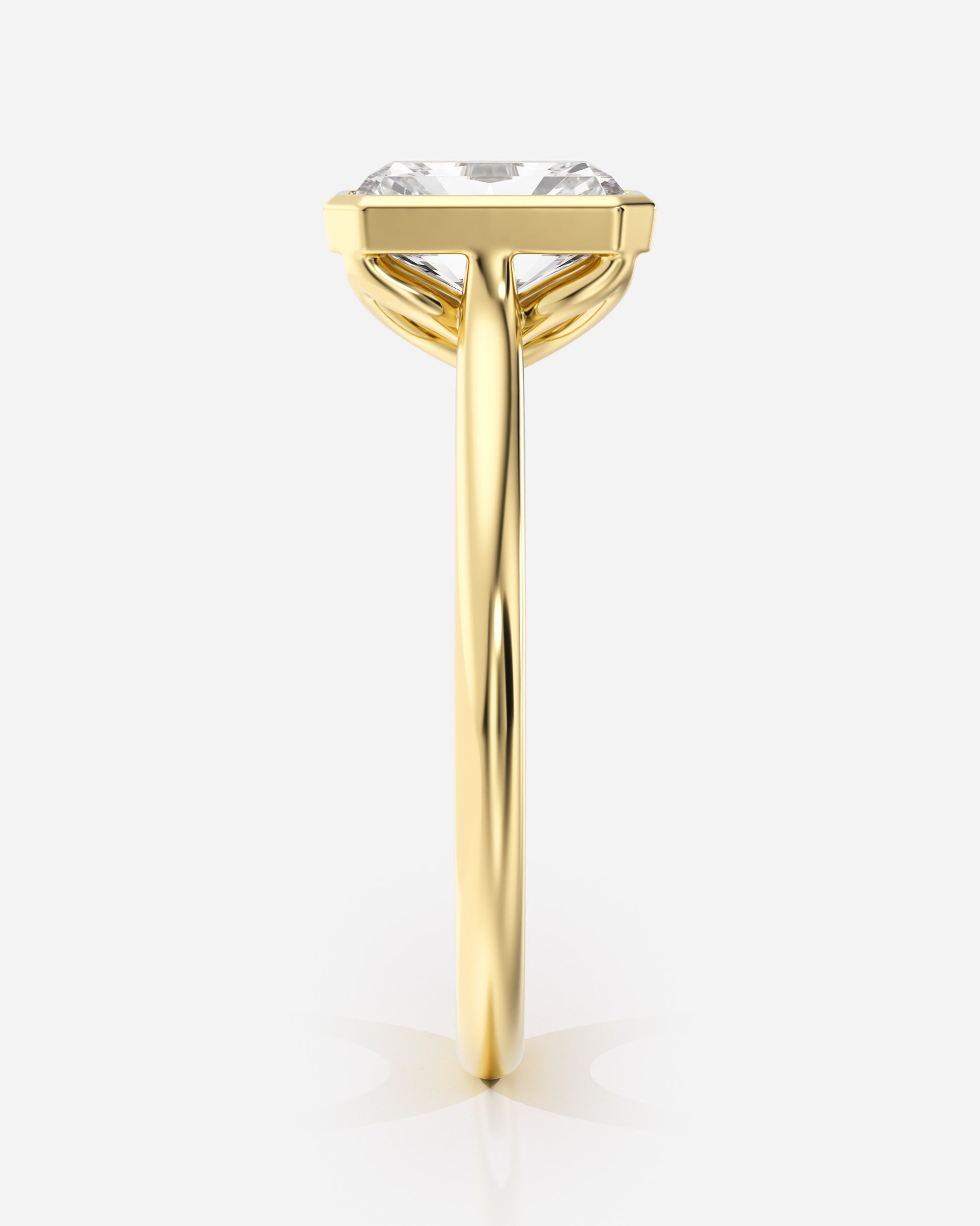 Emerald förlovningsring guld bezel profil – Athea Basel | Ophira & Co
