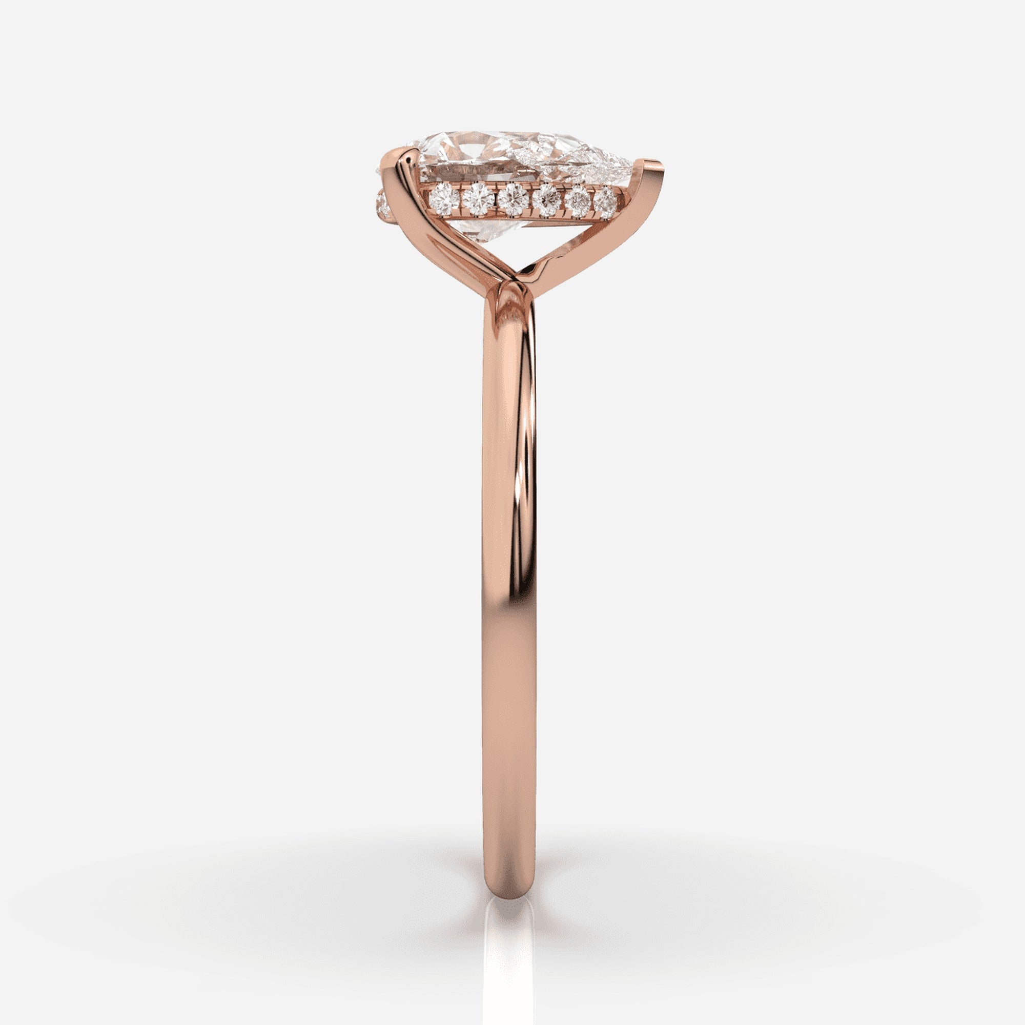 Förlovningsring roséguld från sidan – Isabella Hidden Halo Päron | Ophira &amp; Co