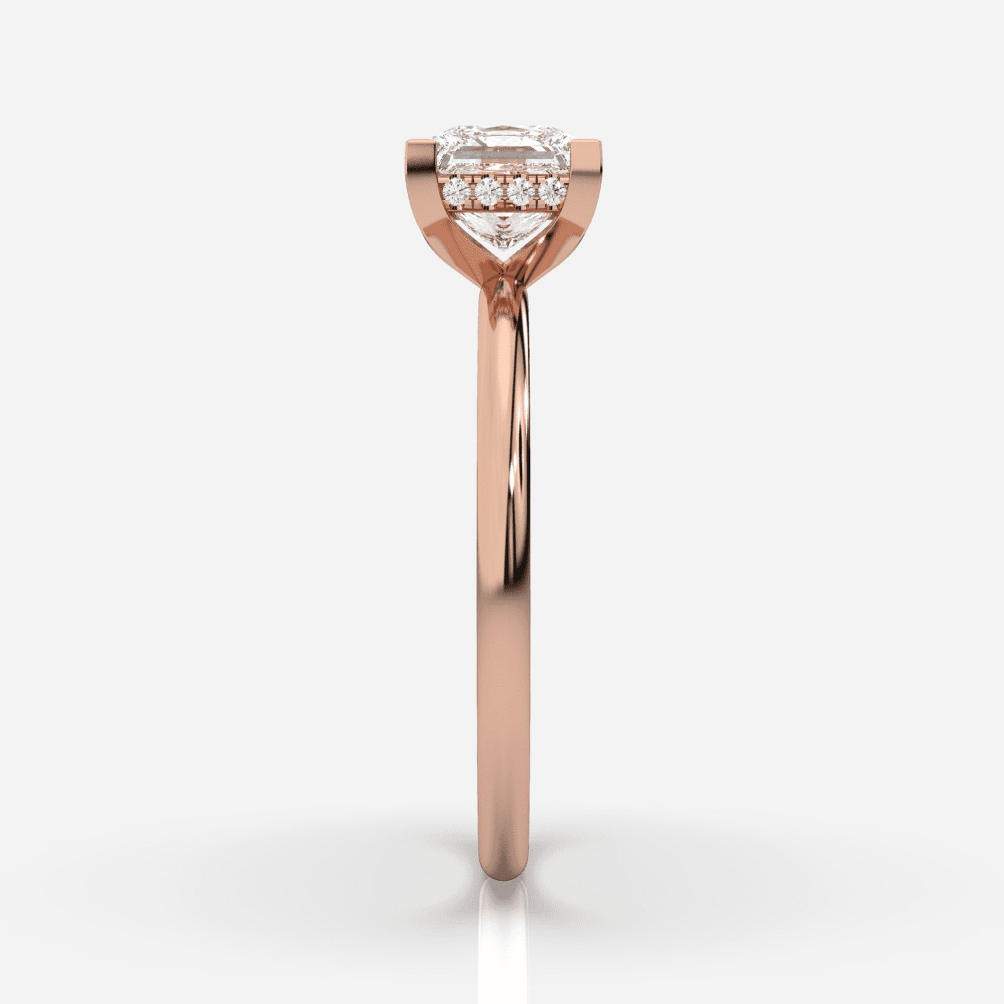 Förlovningsring roséguld från sidan – Isabella Hidden Halo Prinsess | Ophira &amp; Co