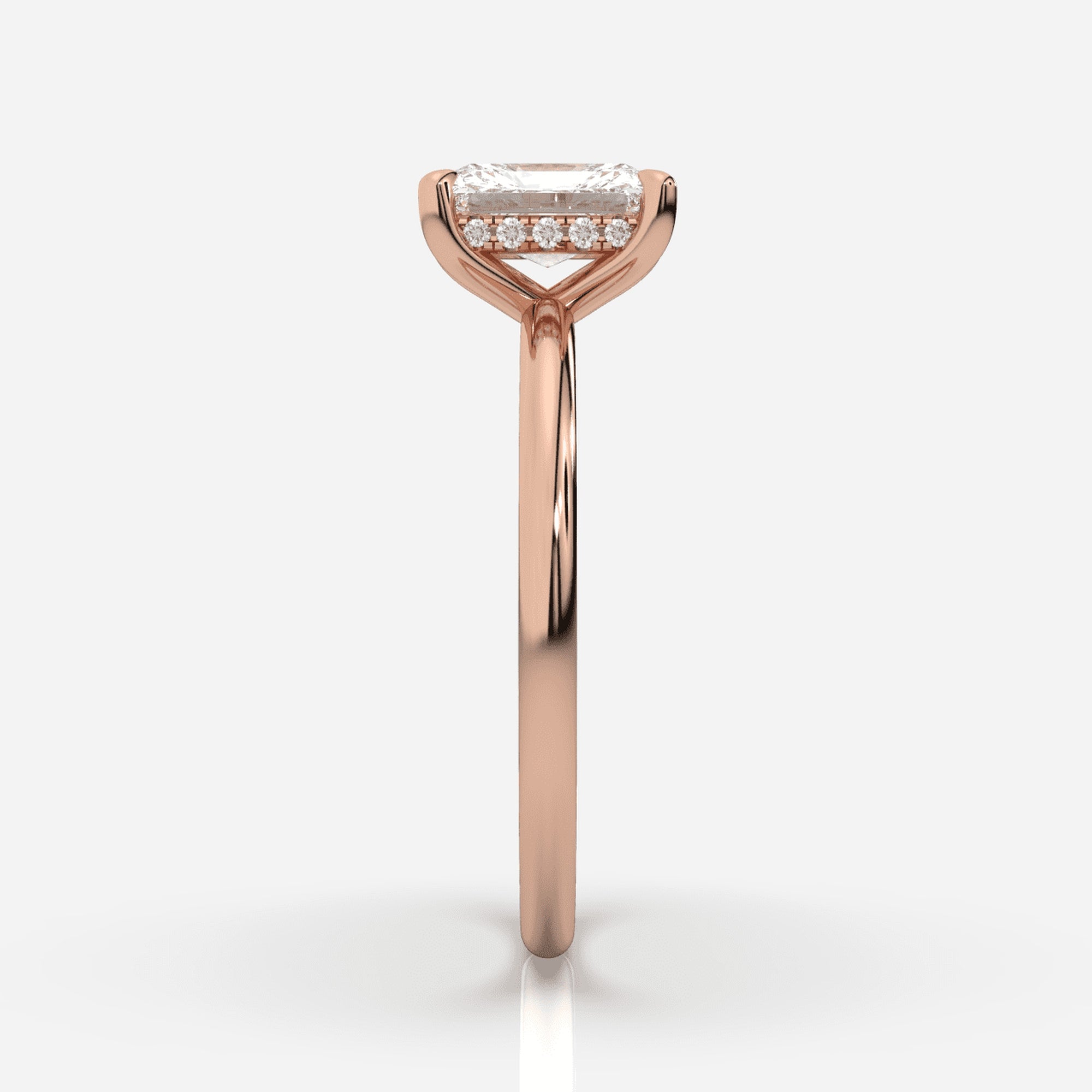 Förlovningsring roséguld från sidan – Isabella Hidden Halo Radiant | Ophira &amp; Co