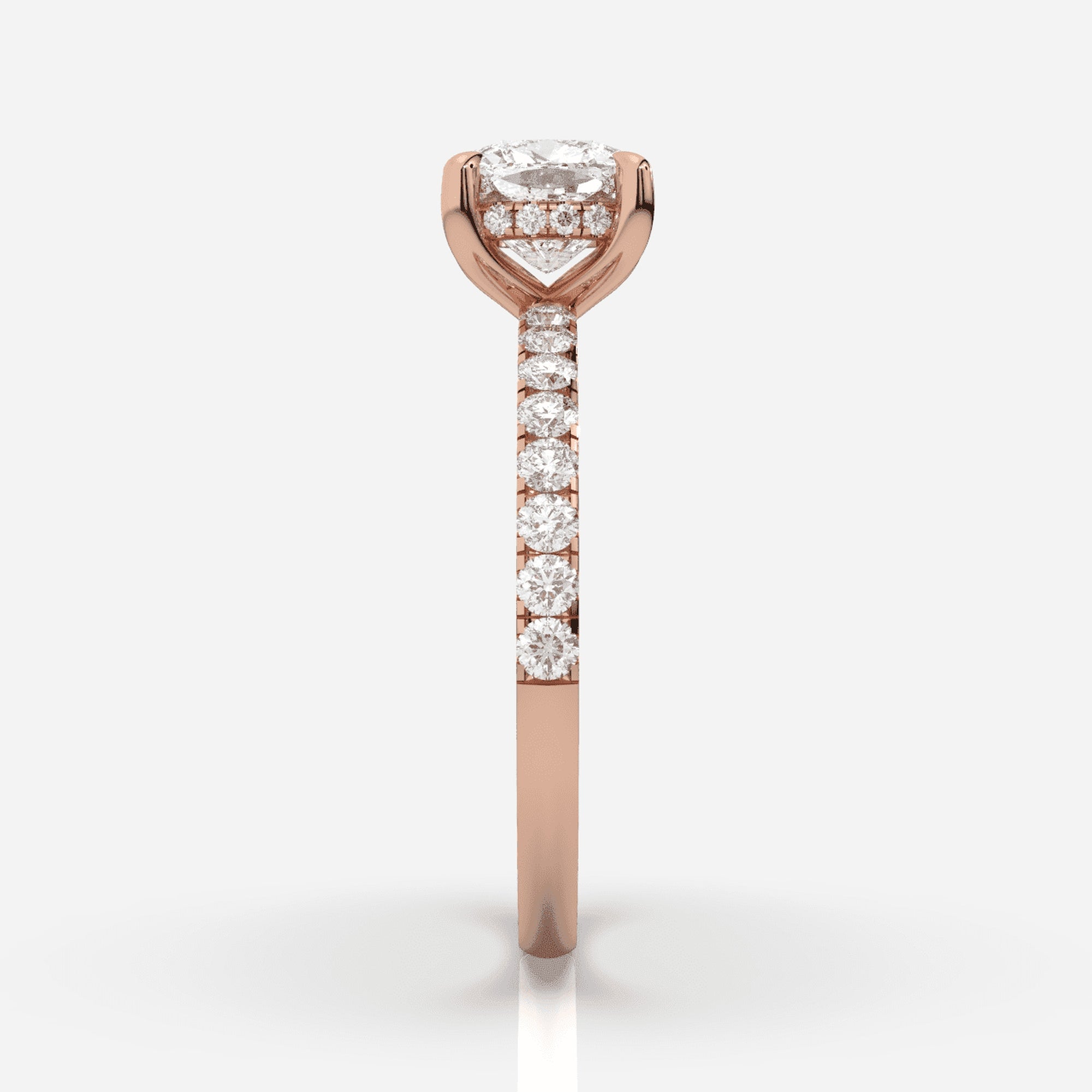 Förlovningsring roséguld från sidan – Isabella Hidden Halo &amp; Sidostenar Kudde | Ophira &amp; Co