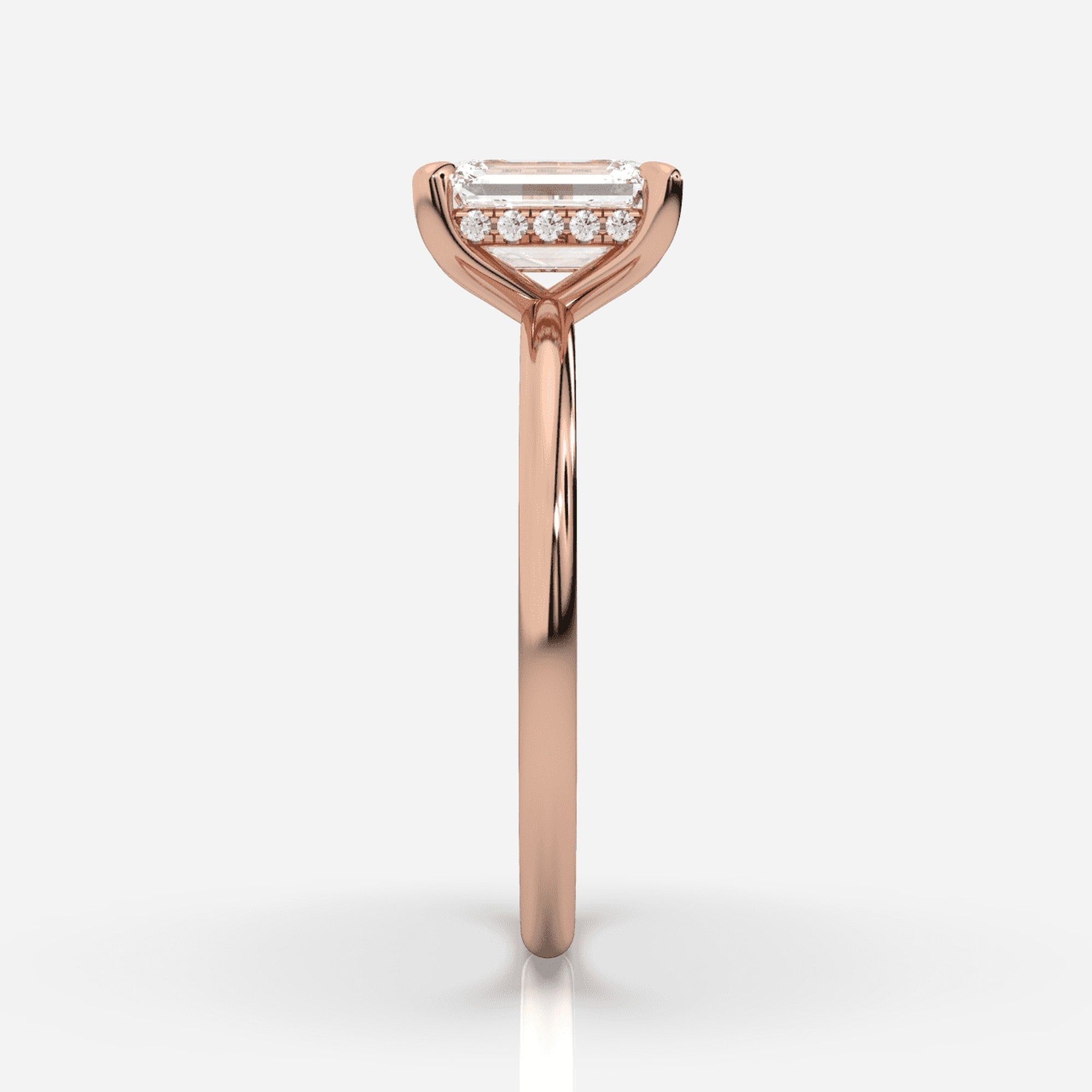 Förlovningsring roséguld från sidan – Isabella Hidden Halo Smaragd | Ophira &amp; Co