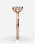 Förlovningsring roséguld från sidan – Isabella Hidden Halo Smaragd | Ophira & Co