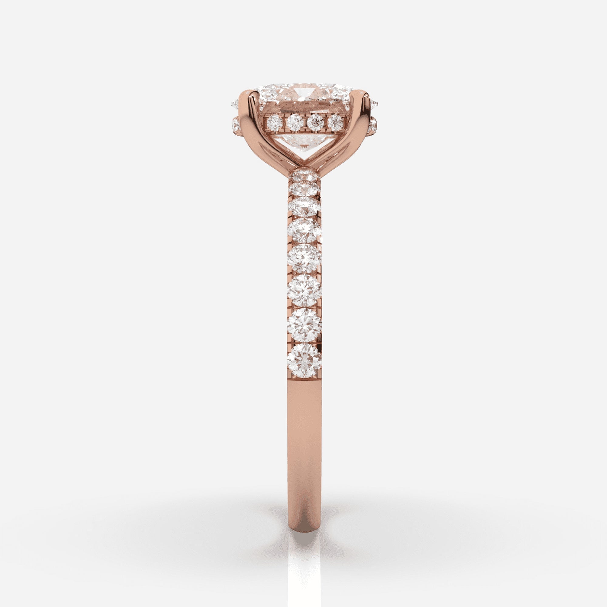 Oval förlovningsring roséguld från sidan – Isabella Hidden Halo &amp; Sidostenar | Ophira &amp; Co