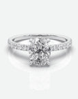 Oval förlovningsring 18K vitt guld – Isabella Hidden Halo & Sidostenar | Ophira & Co