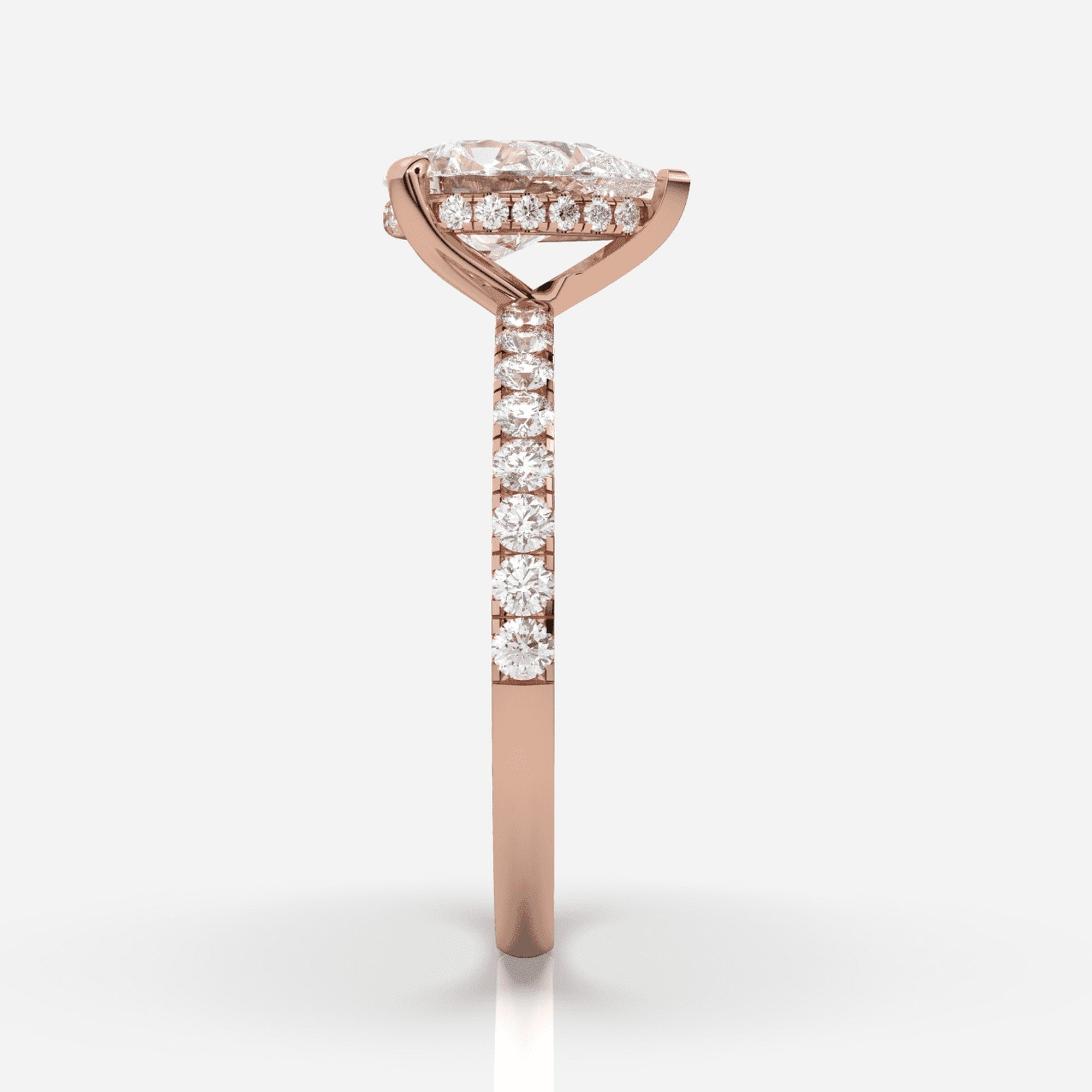 Päron förlovningsring roséguld från sidan – Isabella Hidden Halo &amp; Sidostenar | Ophira &amp; Co