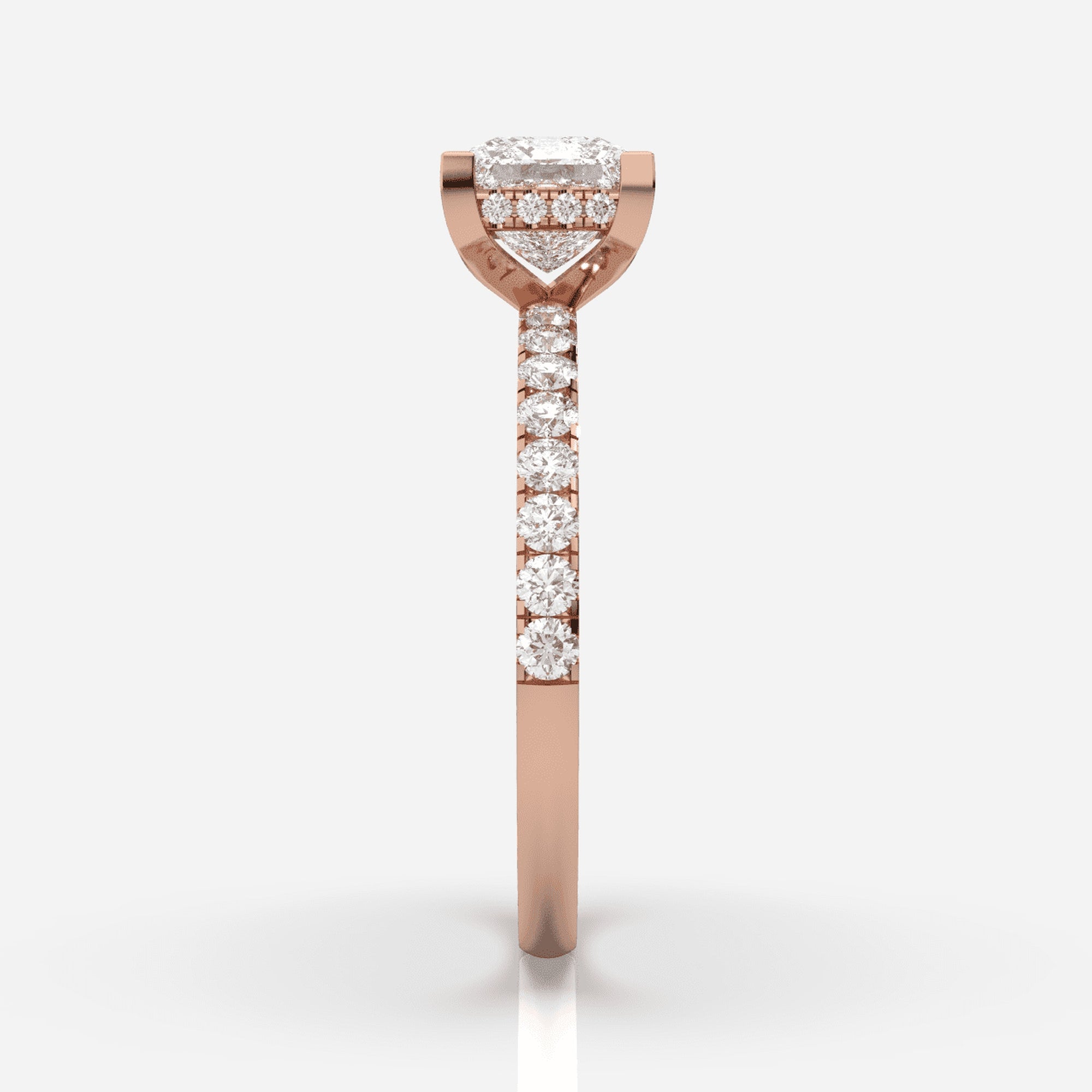 Prinsess förlovningsring roséguld från sidan – Isabella Hidden Halo &amp; Sidostenar | Ophira &amp; Co